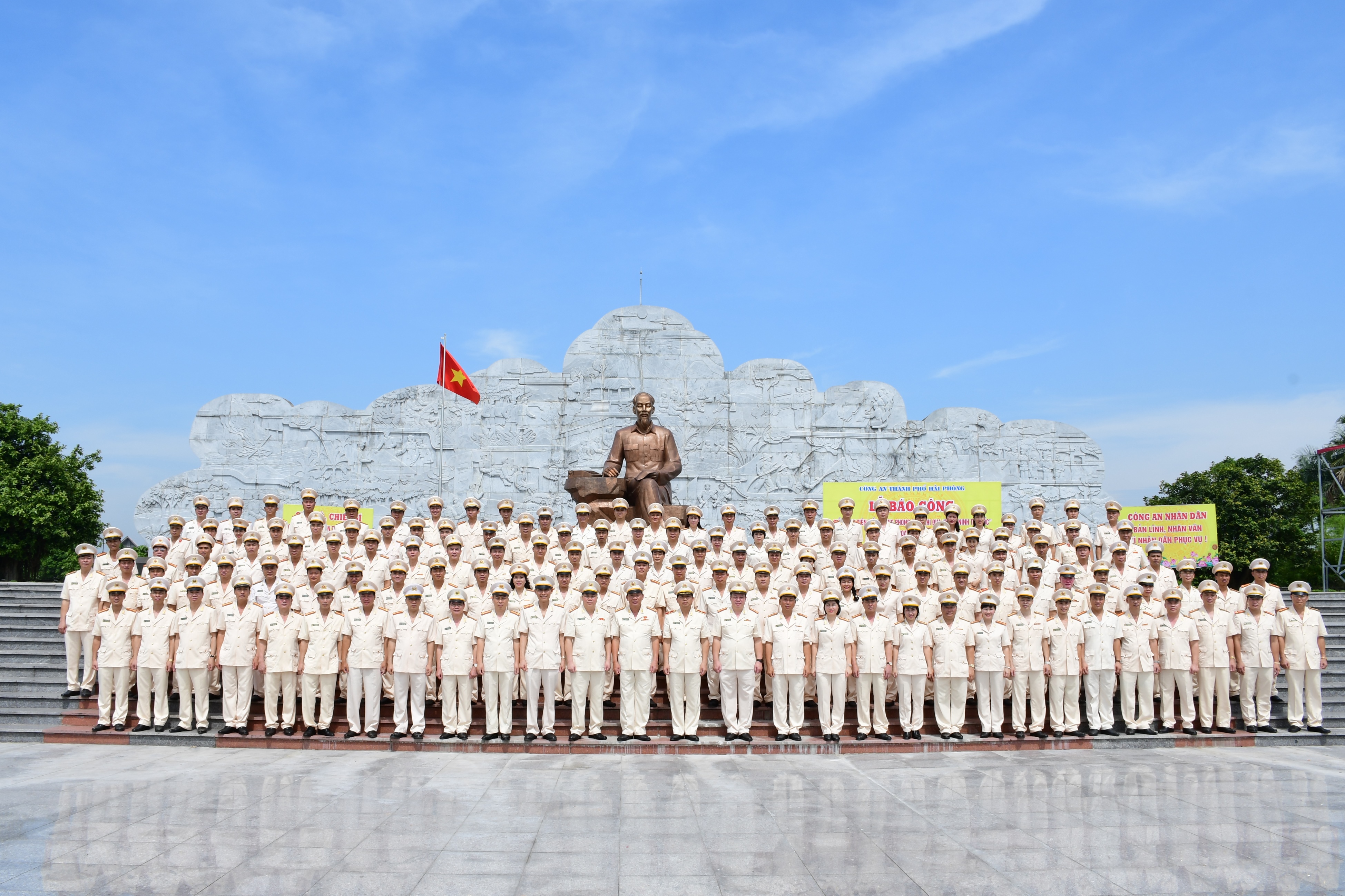 Tổ chức về nguồn, báo công tại Khu Lưu niệm Sáu điều Bác Hồ dạy Công an nhân dân